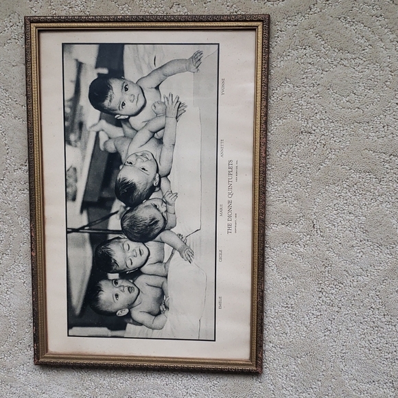 DIONNE QUINTUPLETS- INFANCY FRAMED PHOTO - Picture 2 of 9